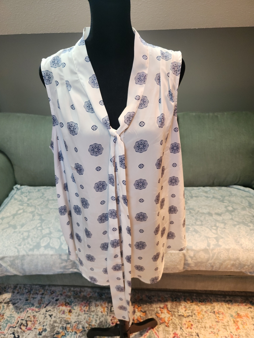 41 Hawthorn Stitch Fix White Sleeveless Tie-Neck Blouse Navy Medallion Print L